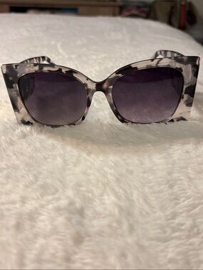 Brand New !! Gray Tortoiseshell Cat-Eye Sunglasses with Gradient Lenses